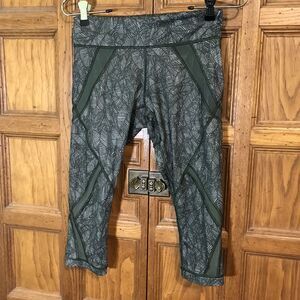 Lululemon Breezy Crop Capris Mesh Detail Green Leaf Print Leggings sz 4 Luxtreme